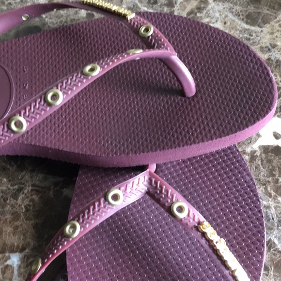 womens burgundy flip flops